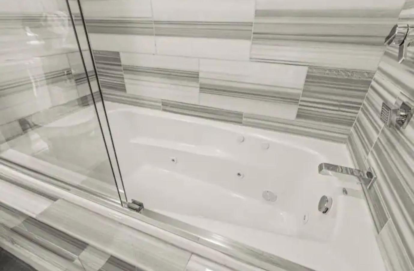 Apartment Magnificent W Rooftop Pool *