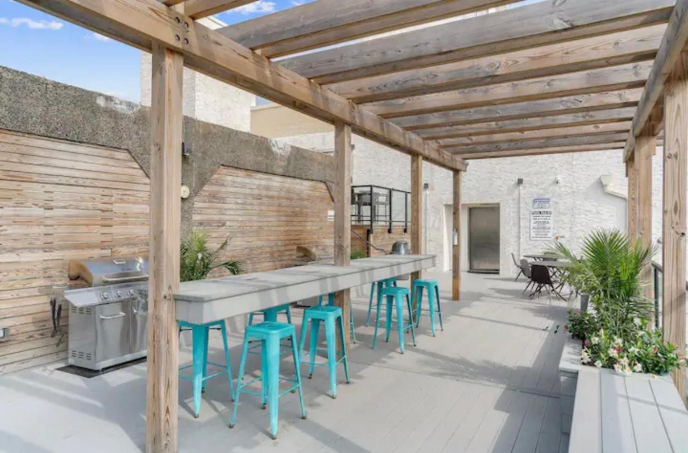 Magnificent W Rooftop Pool Apartment